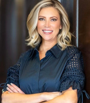 Portrait of Shannon Stewart, REALTOR®.