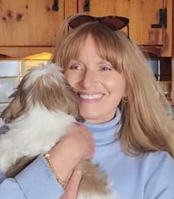 Portrait of Shawnna Armstrong, Realtor.